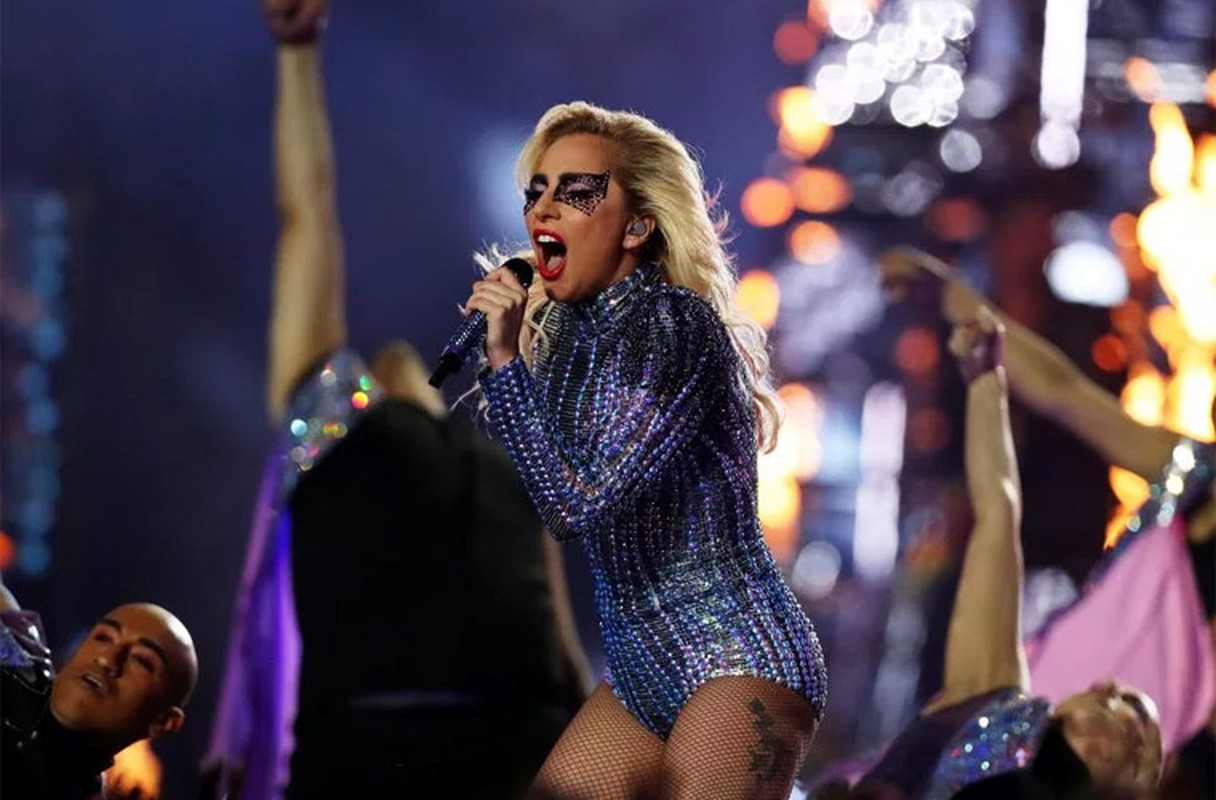 Lady Gaga lo vong eo beo nheo tren san khau Super Bowl-Hinh-4