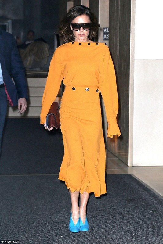 Victoria Beckham tu tin khoe sac mac scandal cua chong