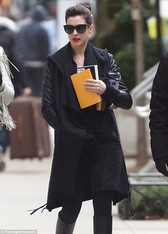 Anne Hathaway mac vay cho troi gia re van xinh-Hinh-5
