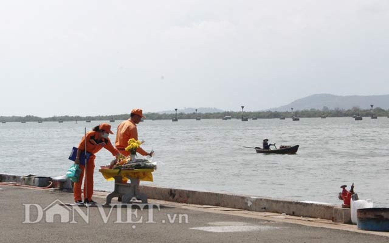 Khoc ngat phut dua thi the thuyen vien tau Hai Thanh ve dat lien-Hinh-4