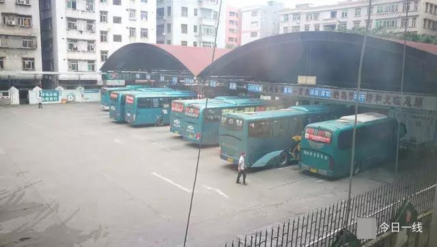 Chuyen la hom nay: Be 9 tuoi trom xe bus, lai xe bang bang tren duong-Hinh-4