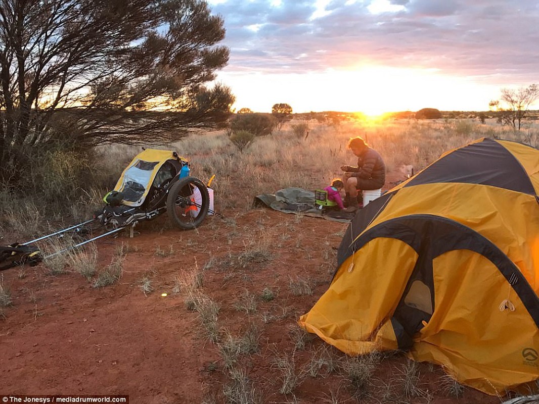 Hanh trinh 1.000 km cua co be mot tuoi o Australia-Hinh-10