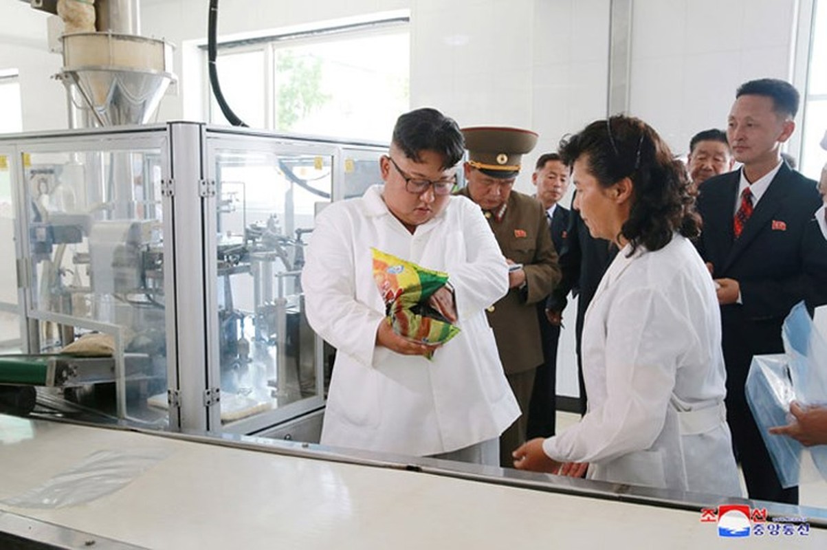 Hinh anh ong Kim Jong Un tuoi cuoi tham nha may quan doi-Hinh-6