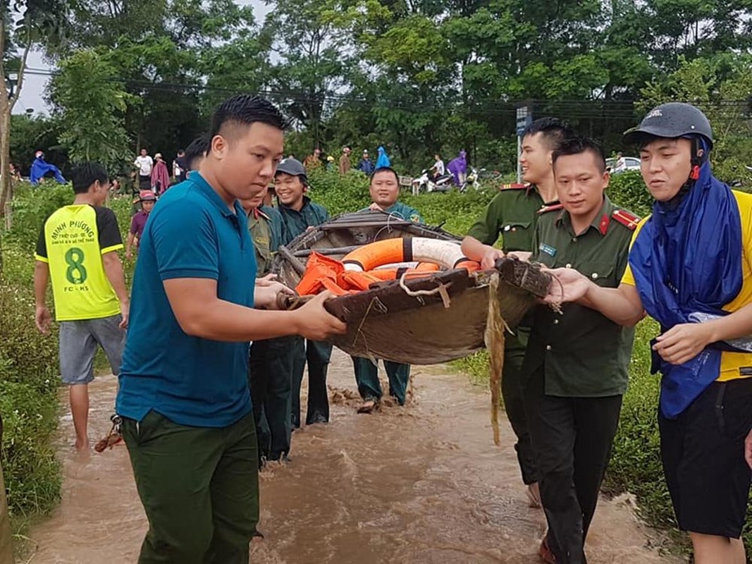 Roi nuoc mat canh nuoc lu cuon cuon 