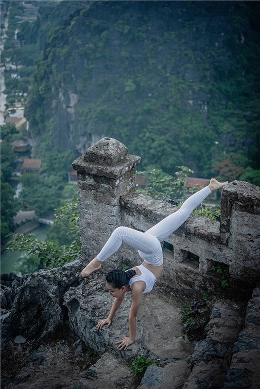 Thieu nu gay tranh cai voi tu the tap yoga noi hiem tro-Hinh-10