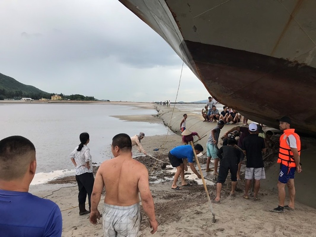 Tau khach vat veo, mac ket tren de lan bien khi tranh bao so 3-Hinh-3