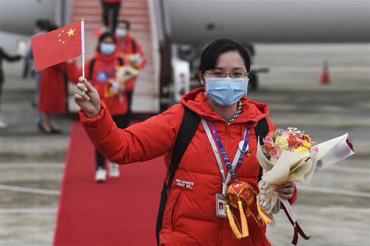 Y bac si Trung Quoc roi Vu Han noi ve chuyen di thay doi cuoc doi-Hinh-8