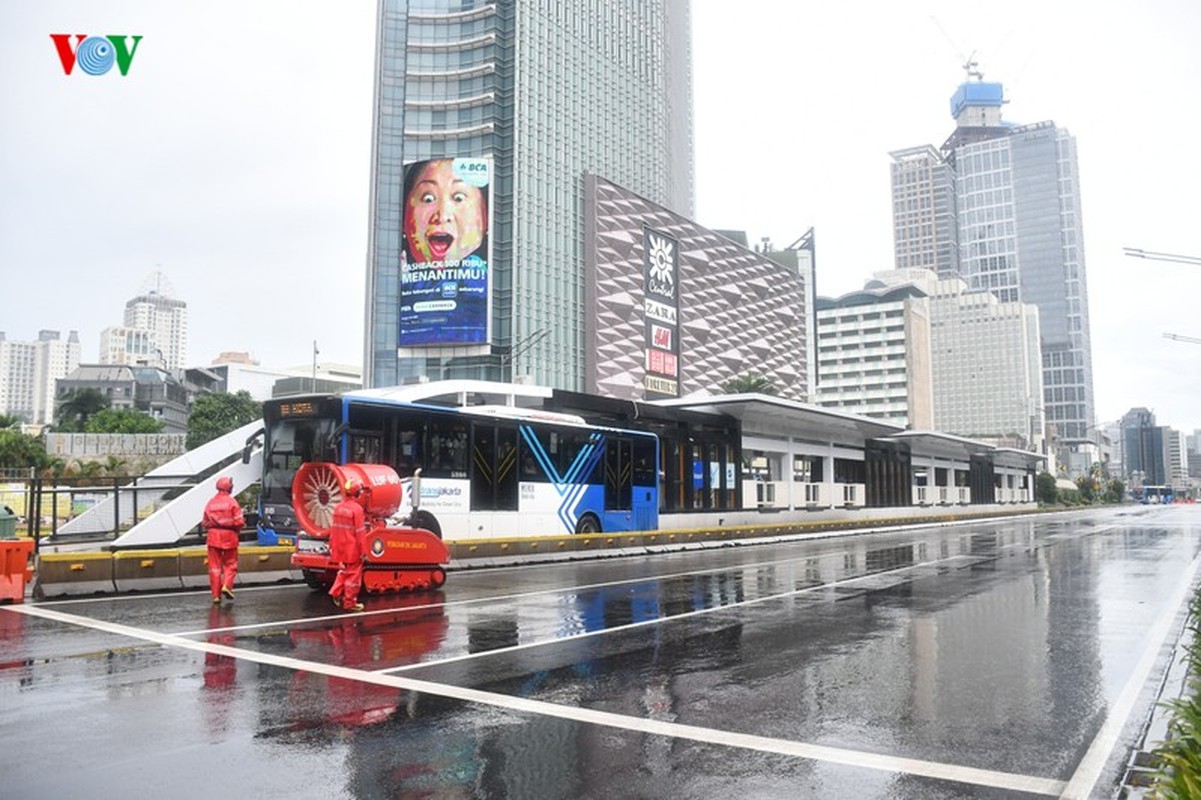 Jakarta phun thuoc khu trung toan thanh pho ngan dich Covid-19-Hinh-4