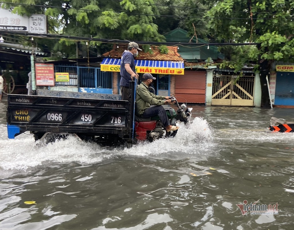 Cua ngo san bay Tan Son Nhat ngap lenh lang sau mua lon-Hinh-7