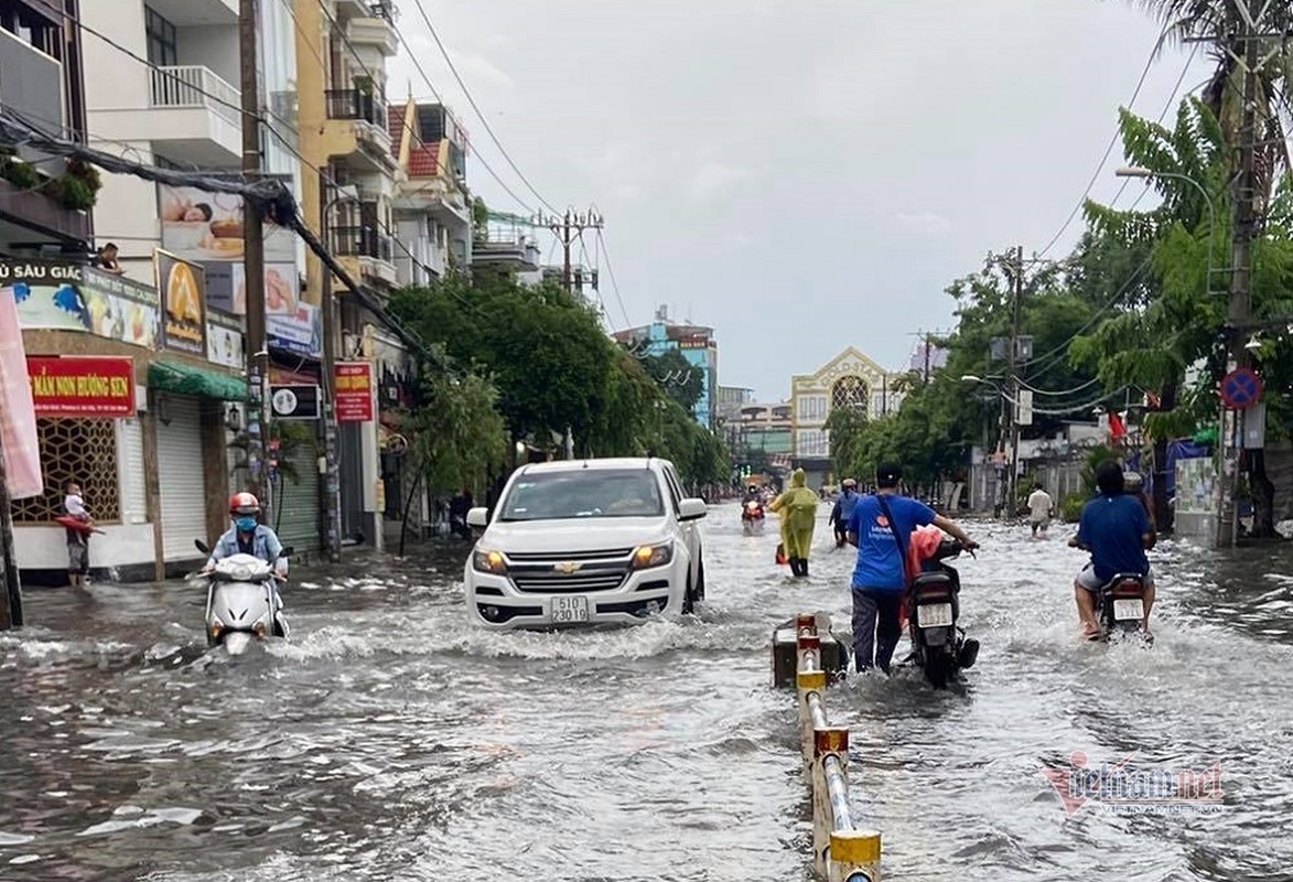 Cua ngo san bay Tan Son Nhat ngap lenh lang sau mua lon-Hinh-9