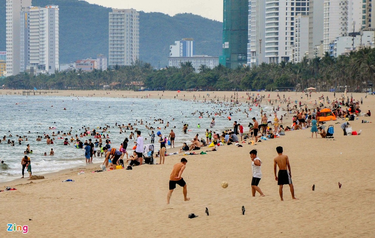 Dung xe chat kin via he, nguoi dan Nha Trang un un di tam bien-Hinh-11