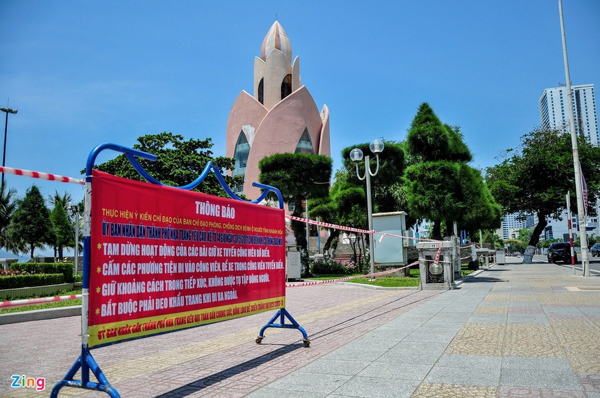 Dung xe chat kin via he, nguoi dan Nha Trang un un di tam bien-Hinh-6