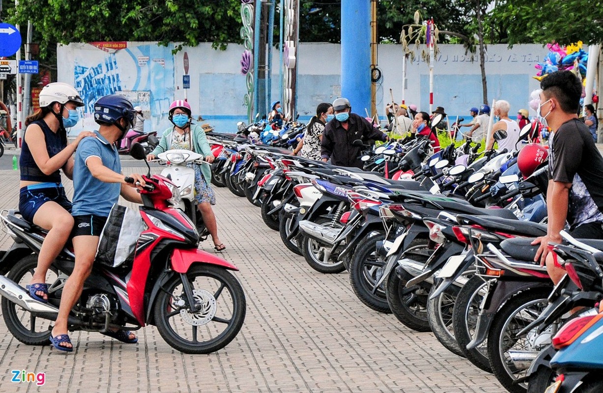 Dung xe chat kin via he, nguoi dan Nha Trang un un di tam bien-Hinh-8