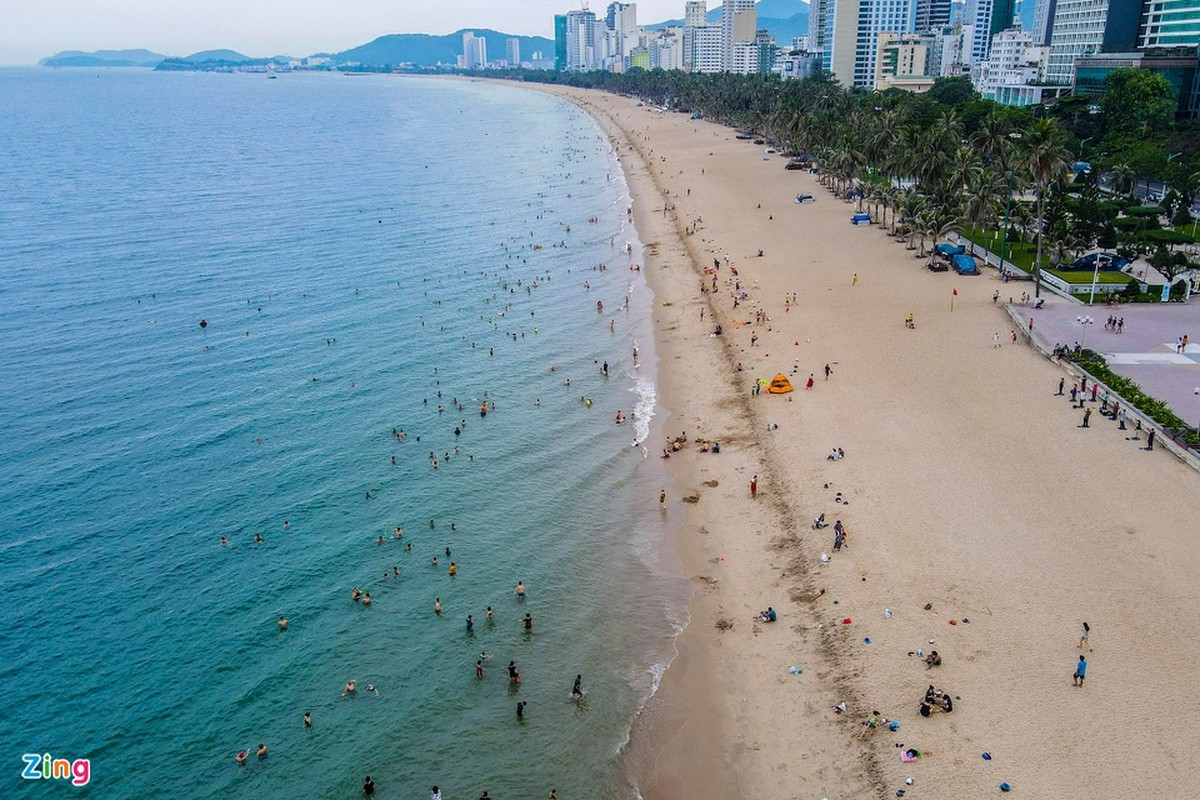 Dung xe chat kin via he, nguoi dan Nha Trang un un di tam bien