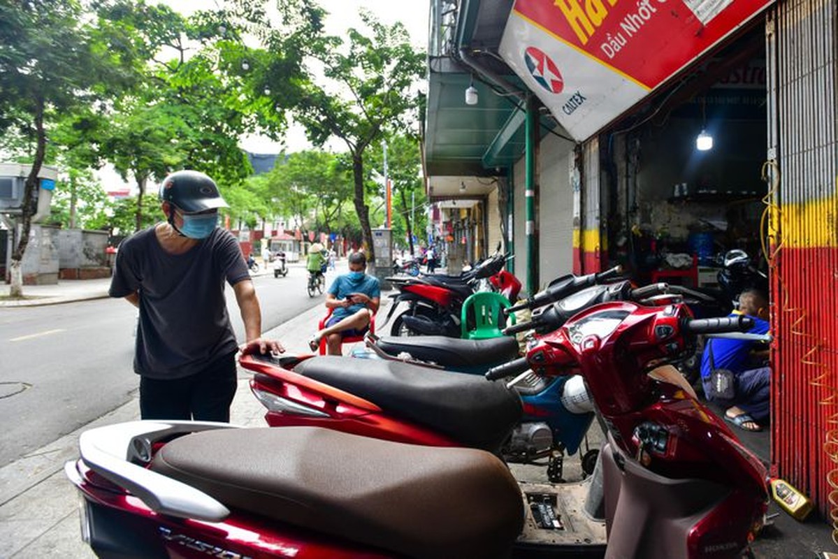 Hang rua oto, sua xe may dong khach khi Ha Noi noi gian cach-Hinh-2