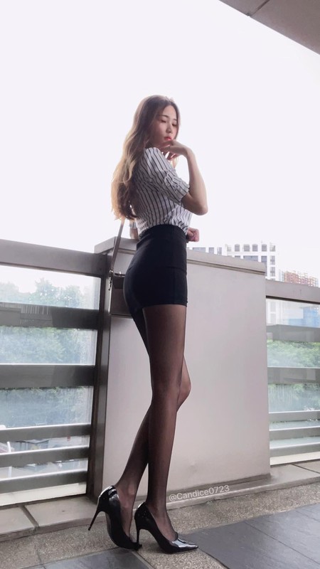 My nhan chan dai 110cm khoe thoi trang sieu goi cam cung tat den-Hinh-9