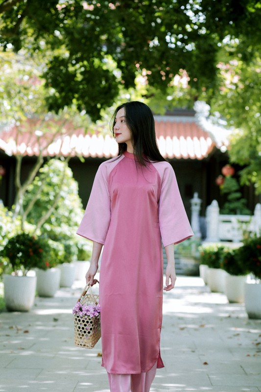 Muon kieu ao dai cach tan cho cac nang xuong pho du xuan 2022-Hinh-4