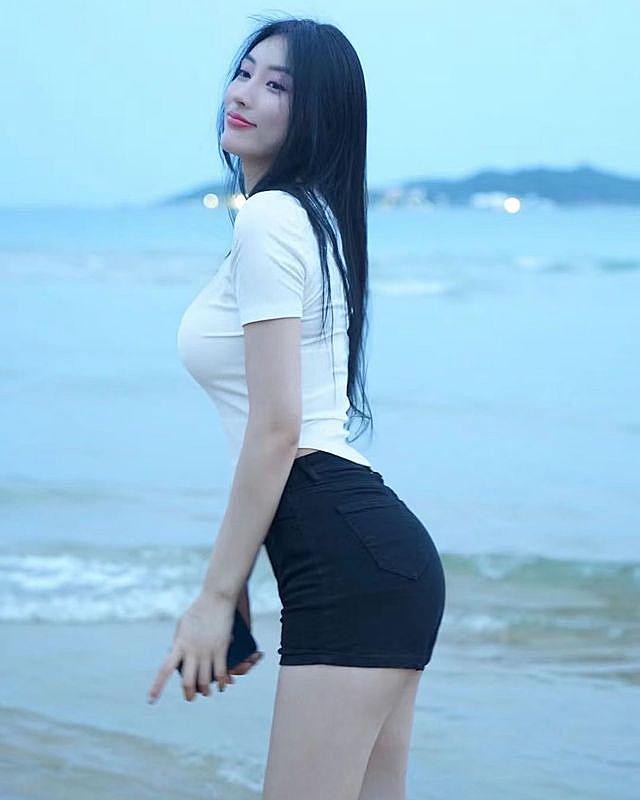 Dien do uot dam, nang hot girl khoe duong cong “thieu dot” anh nhin-Hinh-9