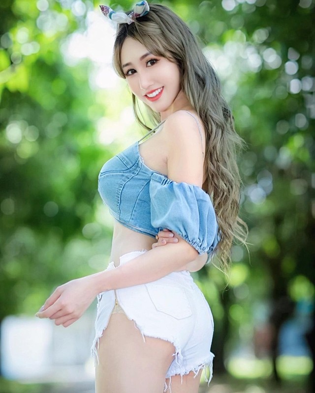 Khoe noi y o khu thang canh, hot girl khien nguoi nhin phat ngai-Hinh-2