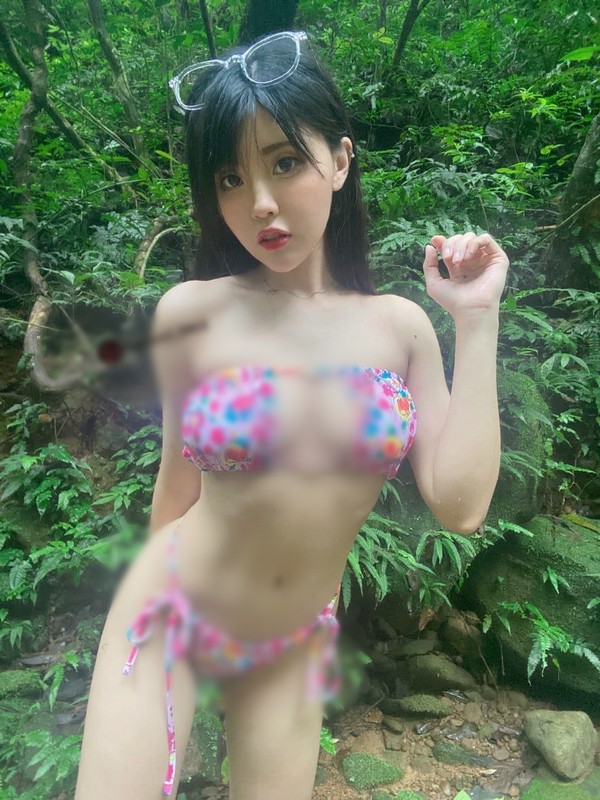 Do mat hot girl xinh dep dien bikini khoe dang “boc lua” giua rung-Hinh-2