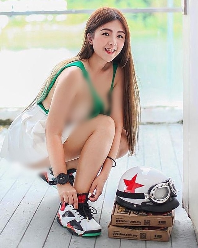 Nguong chin mat hot girl co tinh “tha rong” khi dien do shipper