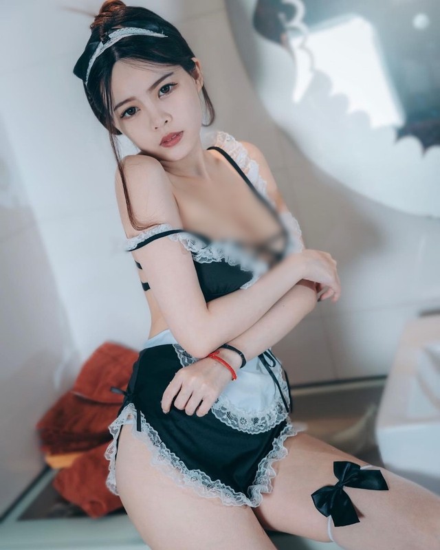 Nguong chin mat hot girl xinh dep dien ao tam khi rua xe-Hinh-4