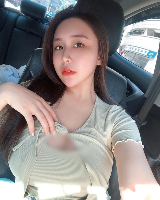 Hot girl xinh dep dien mot xe sau khoe vong 1 