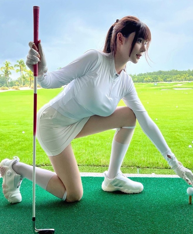 Khoe dang cuc nuot tren san golf, hot girl “gay me” nguoi nhin-Hinh-2