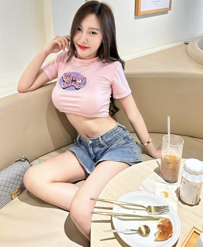 Lam viec nha, hot girl xinh dep mac do ngu khoe dang do mat-Hinh-9