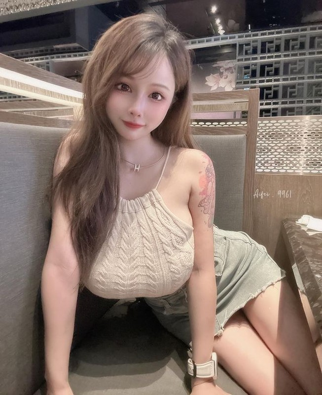 Hot girl xinh dep mac nhu khong tha dang ben xe phan khoi lon