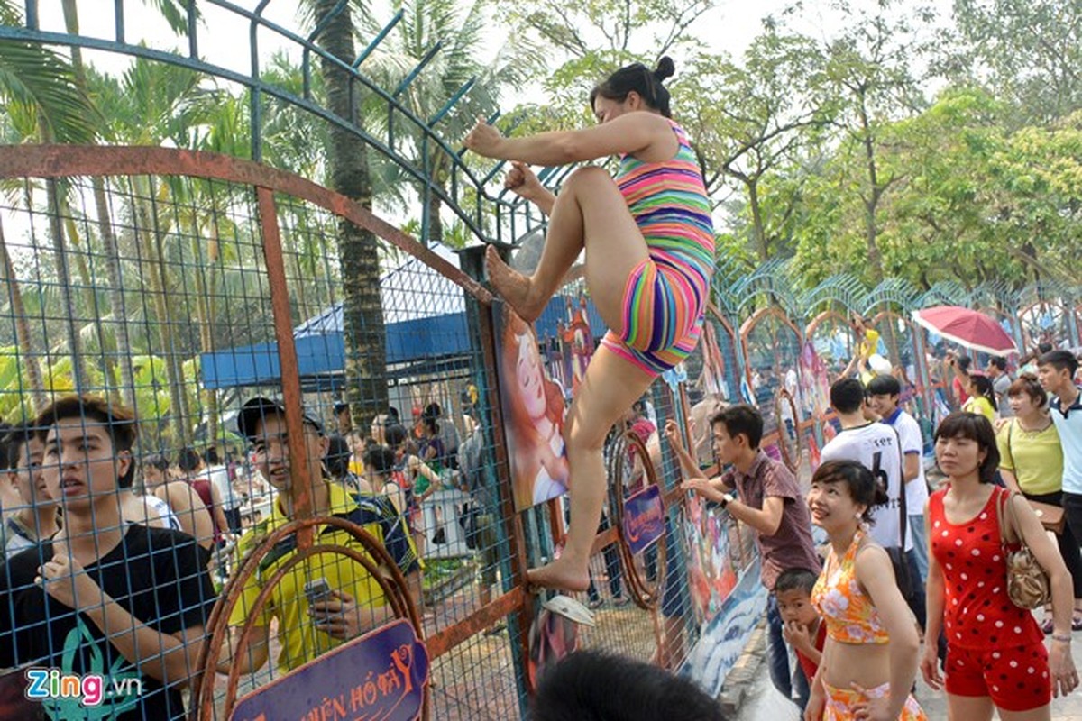 Hang tram nguoi lieu mang vuot rao vao CV nuoc Ho Tay-Hinh-9