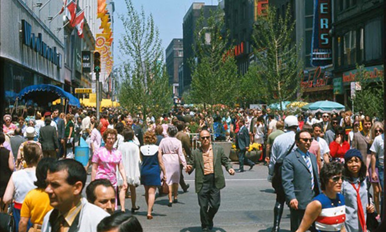 Anh mau song dong ve pho Yonge o Toronto nhung nam 1970