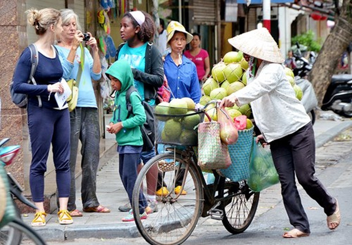 Hinh anh nguoi Ha Noi xuong pho don gio mua Dong Bac-Hinh-10