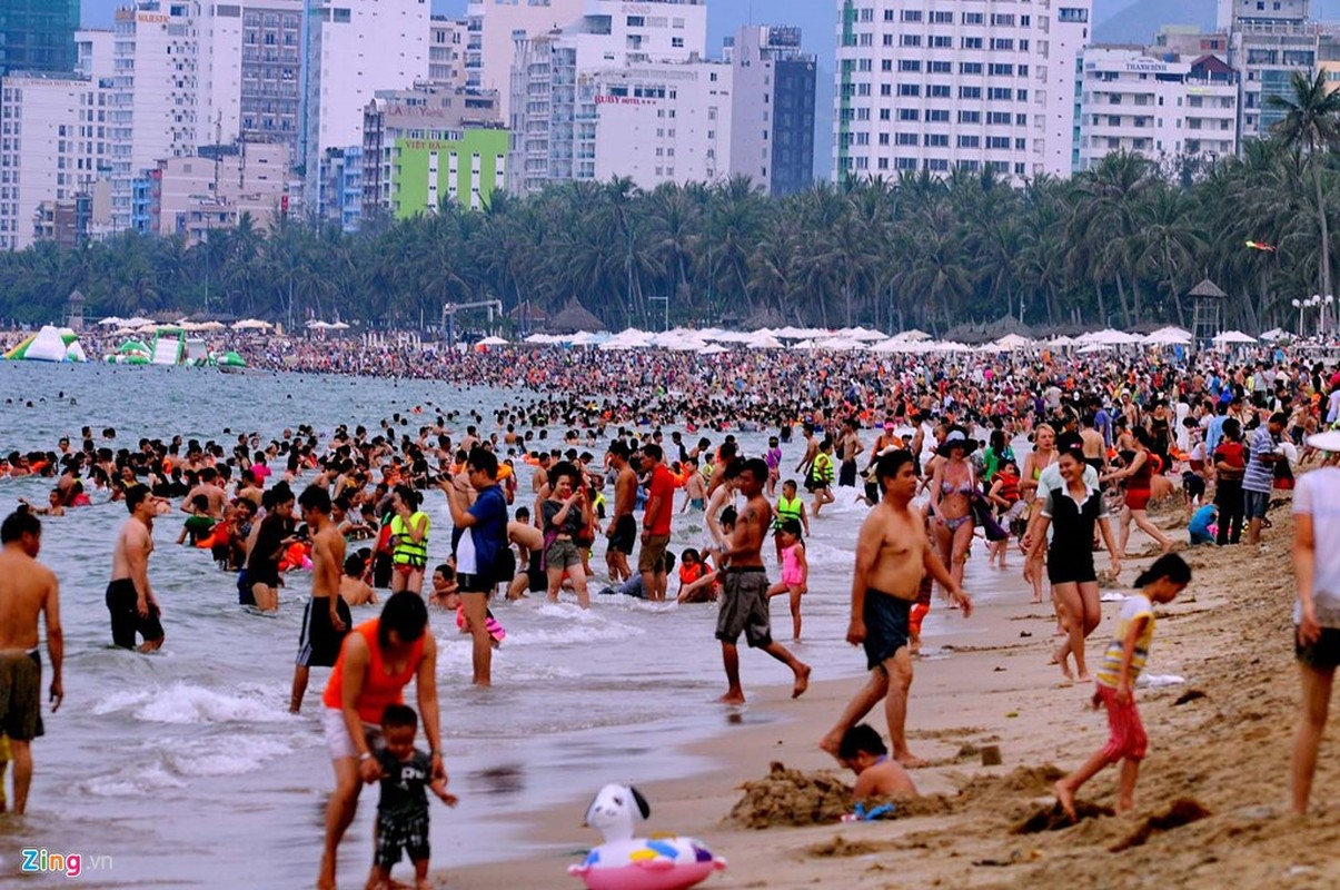 Hang nghin du khach do ve bai bien Nha Trang-Hinh-4