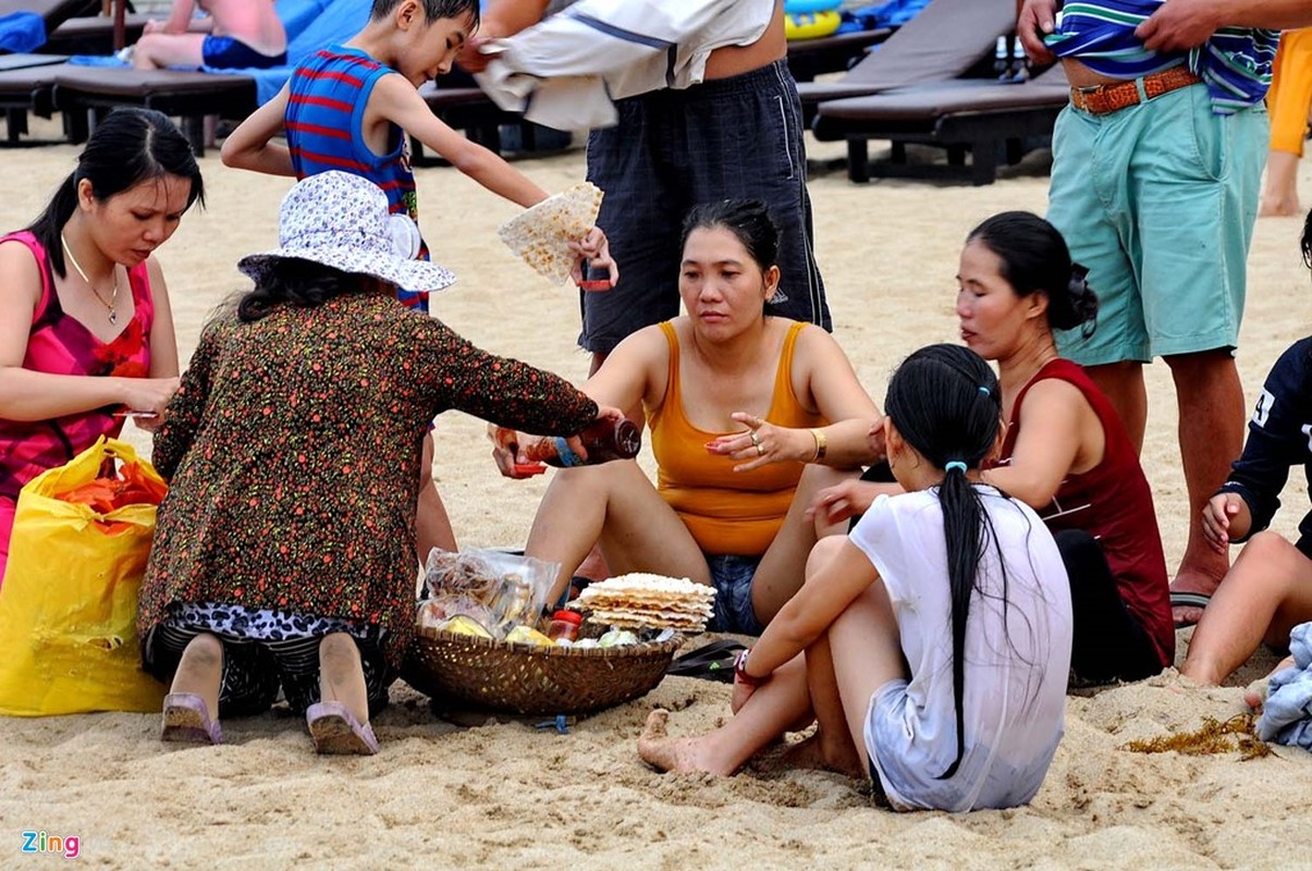 Hang nghin du khach do ve bai bien Nha Trang-Hinh-8