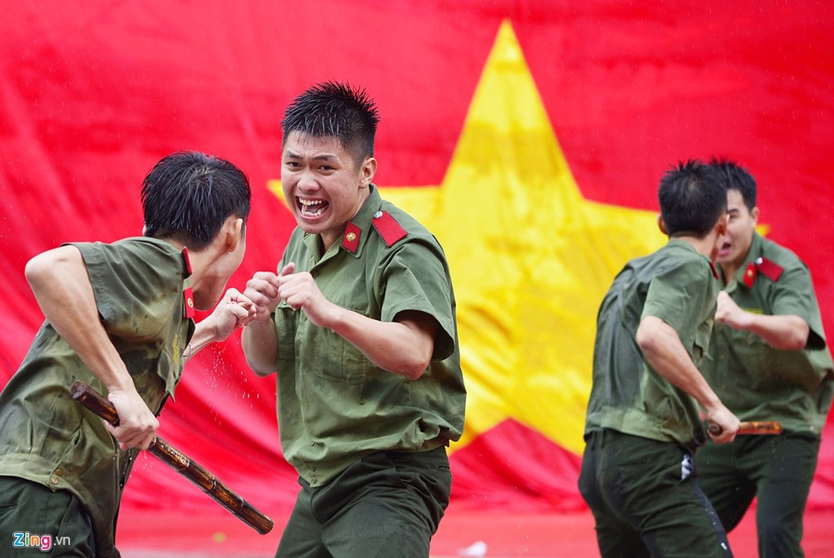 Nu sinh canh sat dau vo, ha guc ba thanh nien duoi mua-Hinh-3