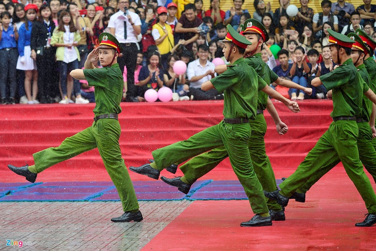 Nu sinh canh sat dau vo, ha guc ba thanh nien duoi mua-Hinh-8