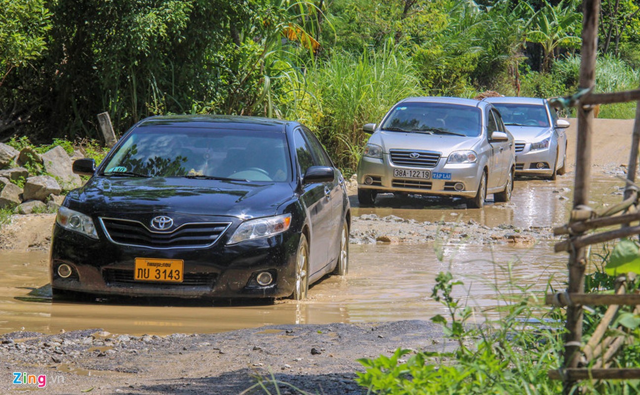 Anh: &quot;Con duong dep nhat Viet Nam&quot; ngap o voi, o ga-Hinh-14