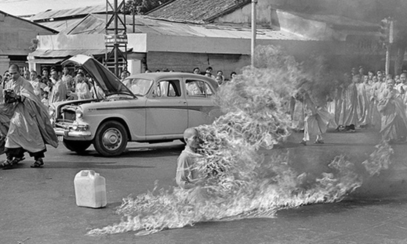 Anh Bo tat Thich Quang Duc lot top khoanh khac chan dong toan cau