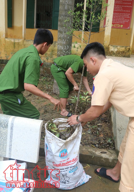 Am long canh chien si cong an giup dan trong mua lu-Hinh-8