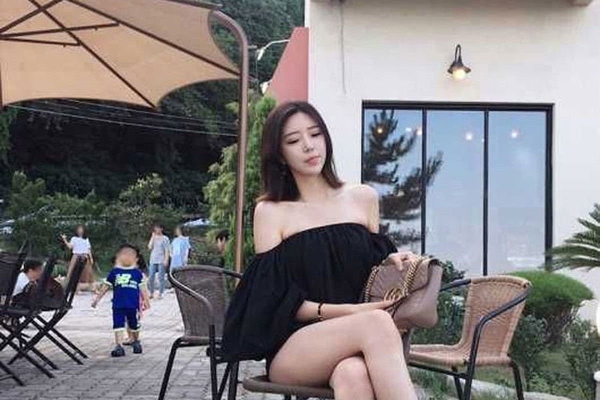 “Hot girl 700 ty dong” chup X-quang de chung minh khong bom nguc-Hinh-3