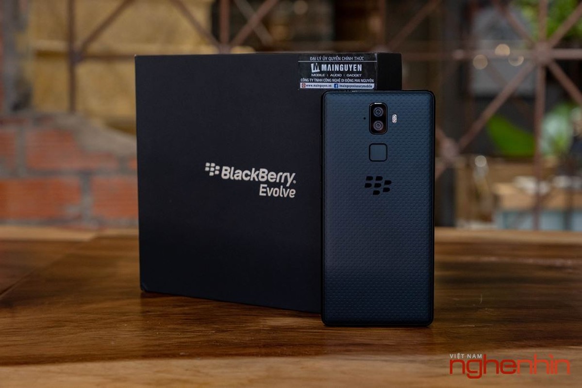 Khui hop Blackberry Evolve: dung chat 'dau den' gia 8 trieu dong-Hinh-5