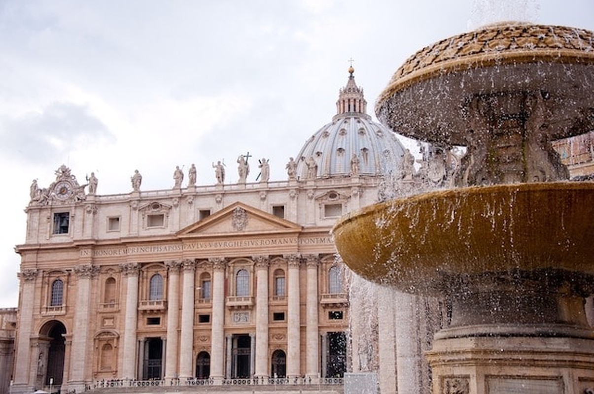Giai ma bi mat dong troi ben trong mat kho cua Vatican