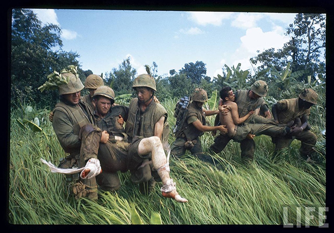 Anh vo cung tham khoc ve chien tranh Viet Nam cua Larry Burrows-Hinh-2