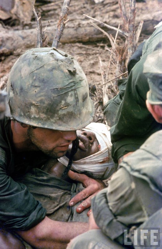 Anh vo cung tham khoc ve chien tranh Viet Nam cua Larry Burrows-Hinh-6