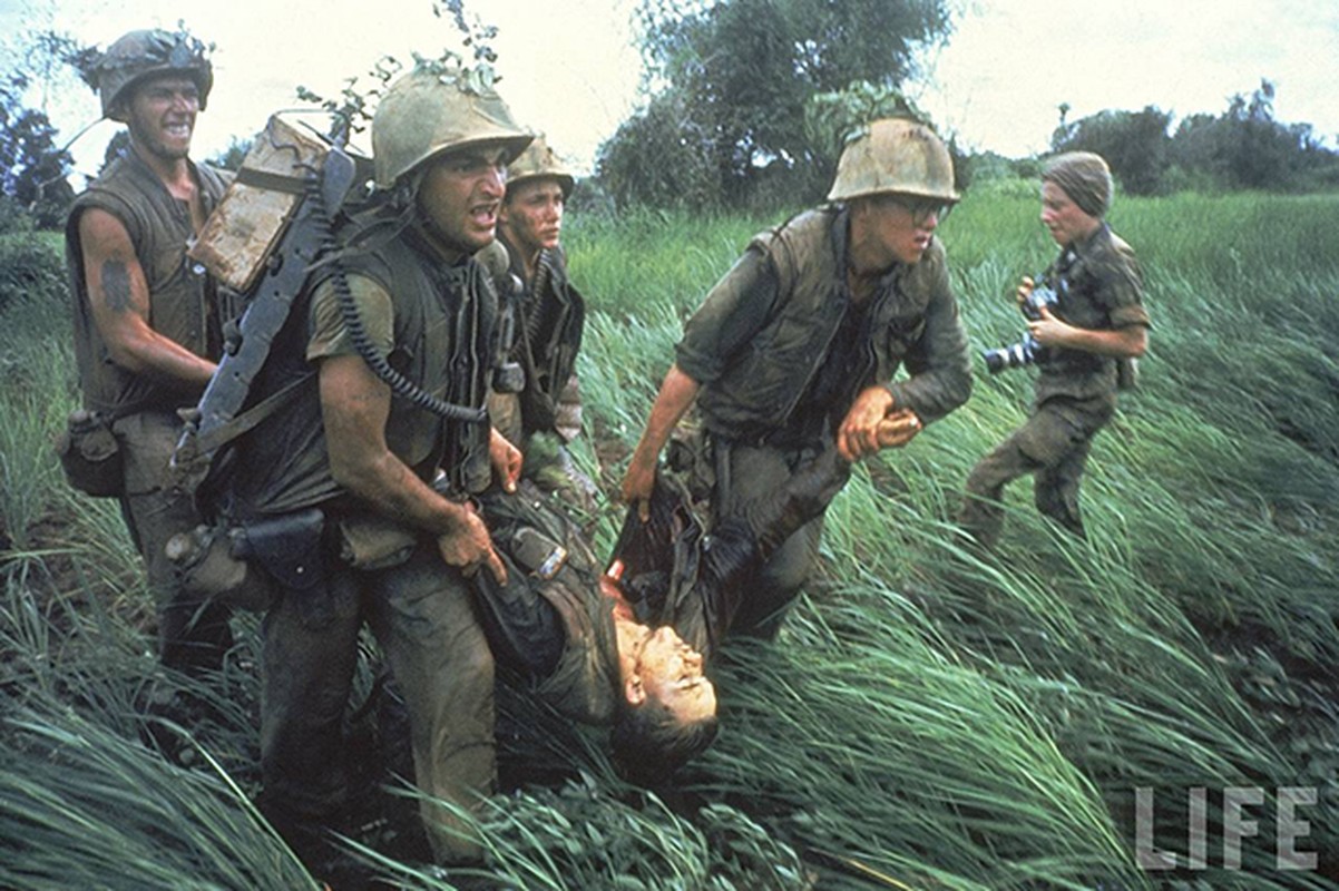 Anh vo cung tham khoc ve chien tranh Viet Nam cua Larry Burrows