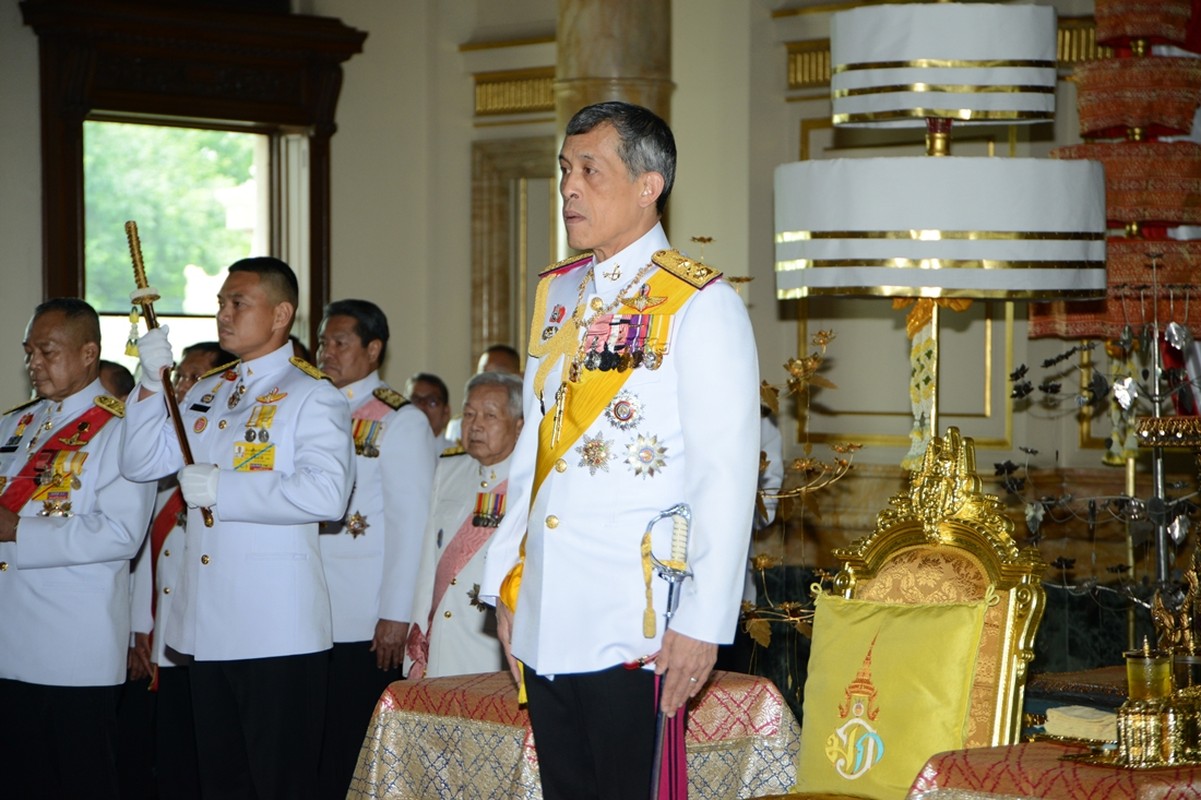 Khong chi hoang quy phi Sineenat bi phe truat, Vua Rama X con trung phat nhung ba vo nao?-Hinh-9