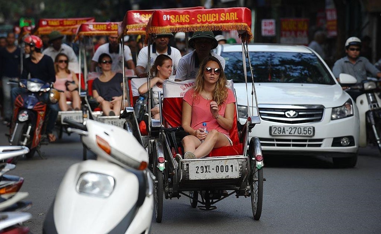 Hinh anh xe xich lo Ha Noi “ca ngoi” tren bao Tay: Cam co nen?