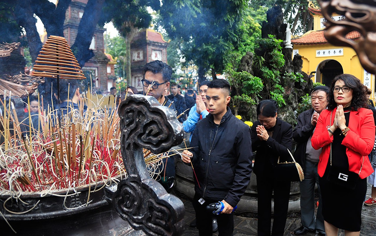 Tet Nguyen Dan, Ha Noi va mien Bac mua ret: Nguoi dan van tap nap di chua cau may-Hinh-2