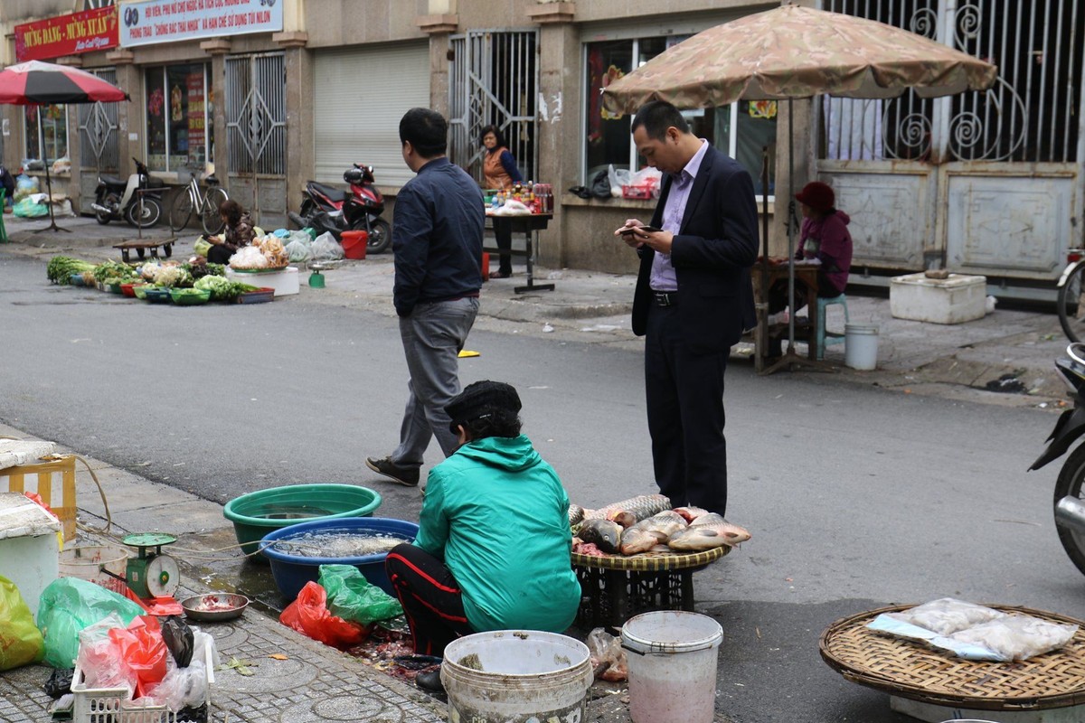 Ha Noi: Tieu thuong mo hang som, cho dau nam du mon ngon, chi... vang khach mua